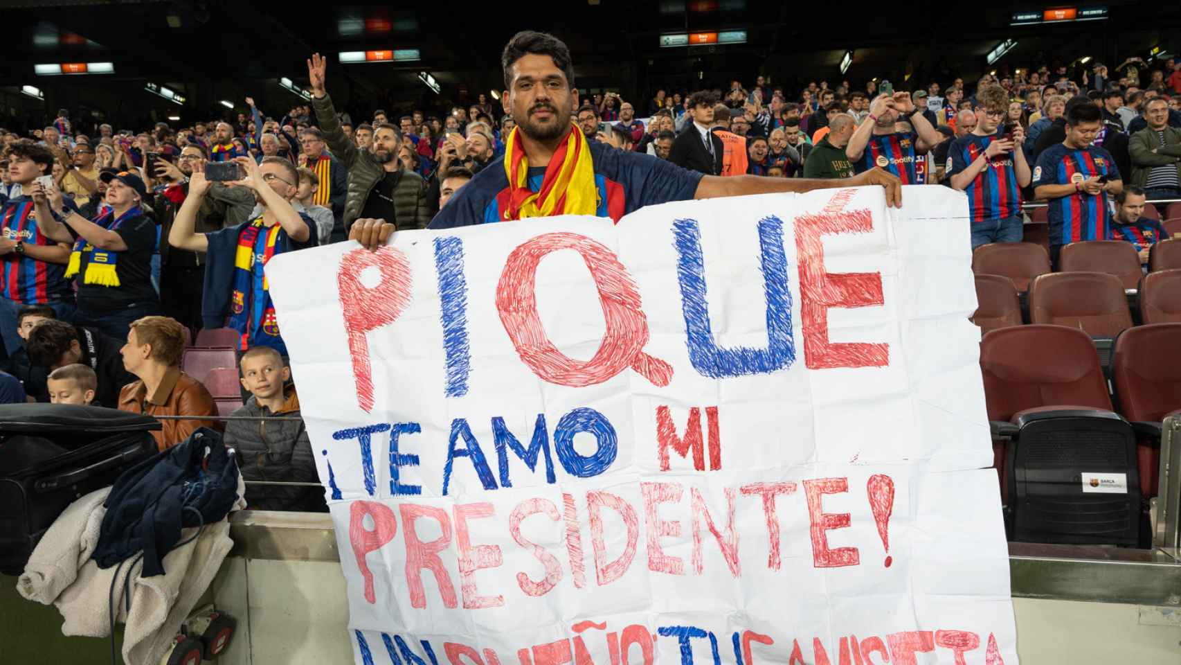 La afición del Barça expresa su cariño a Gerard Piqué en su despedida / LUIS MIGUEL AÑÓN