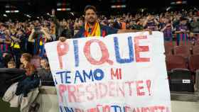 La afición del Barça expresa su cariño a Gerard Piqué en su despedida / LUIS MIGUEL AÑÓN