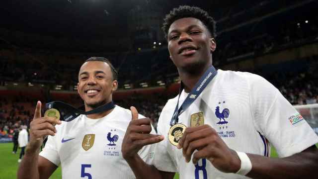 Jules Koundé y Aurélien Tchouaméni, celebrando juntos un título con la selección francesa / Redes