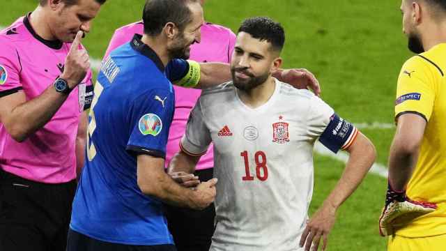 Jordi Alba junto a Chiellini en el sorteo en la tanda / EFE