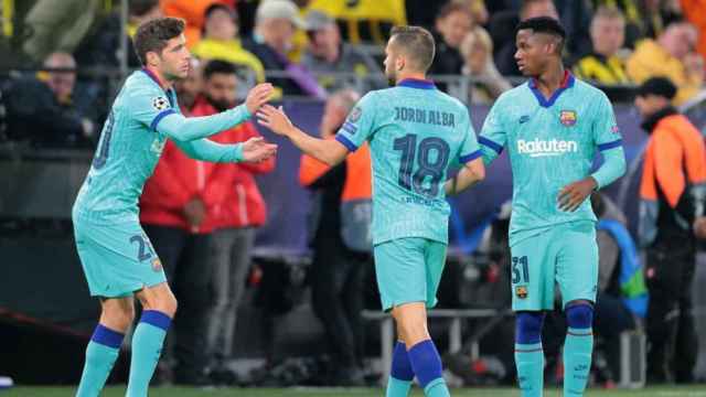 Sergi Roberto y Jordi Alba junto a Ansu Fati en un partido del Barça / Redes