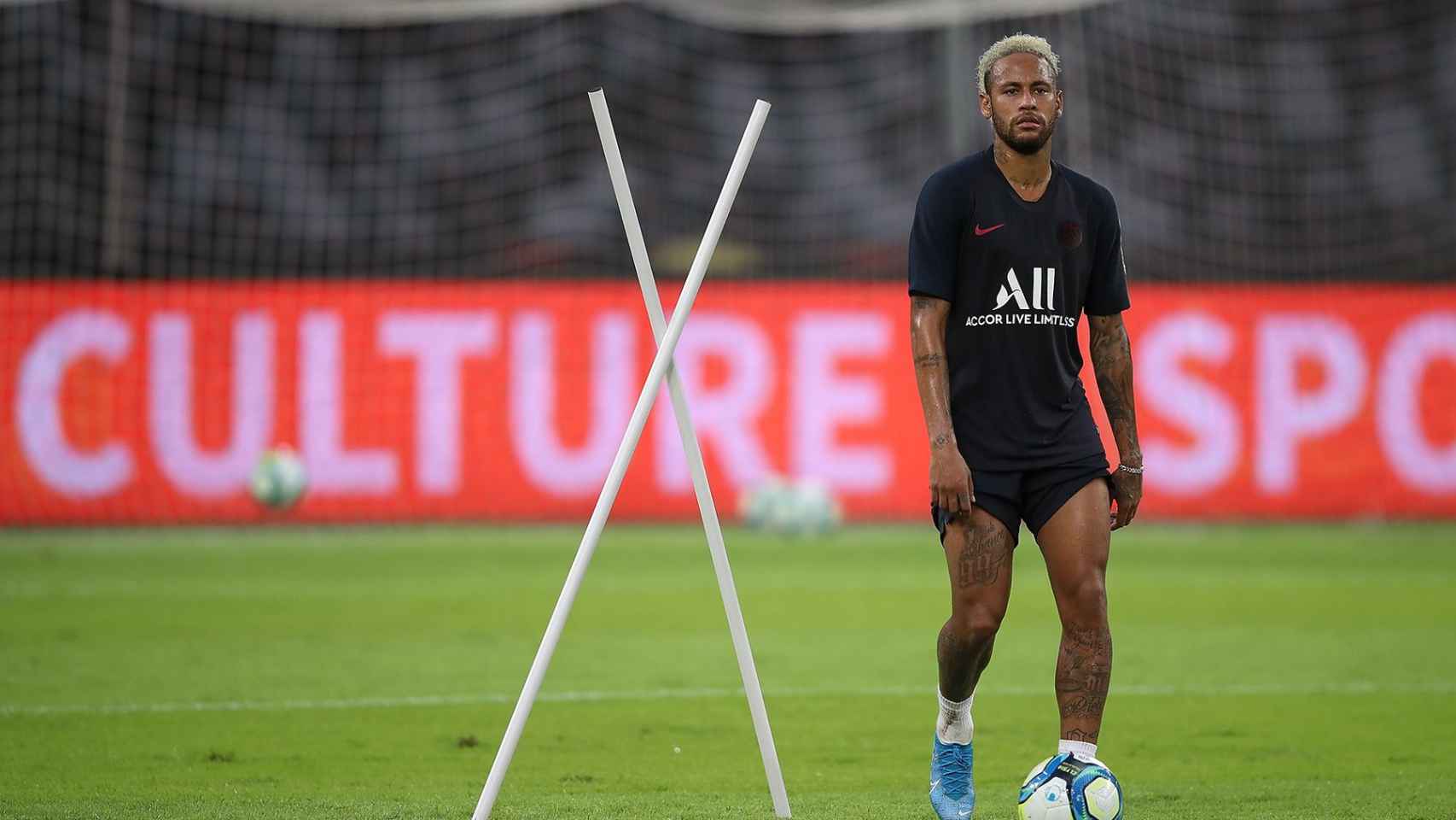Neymar, en un entrenamiento del PSG | EFE