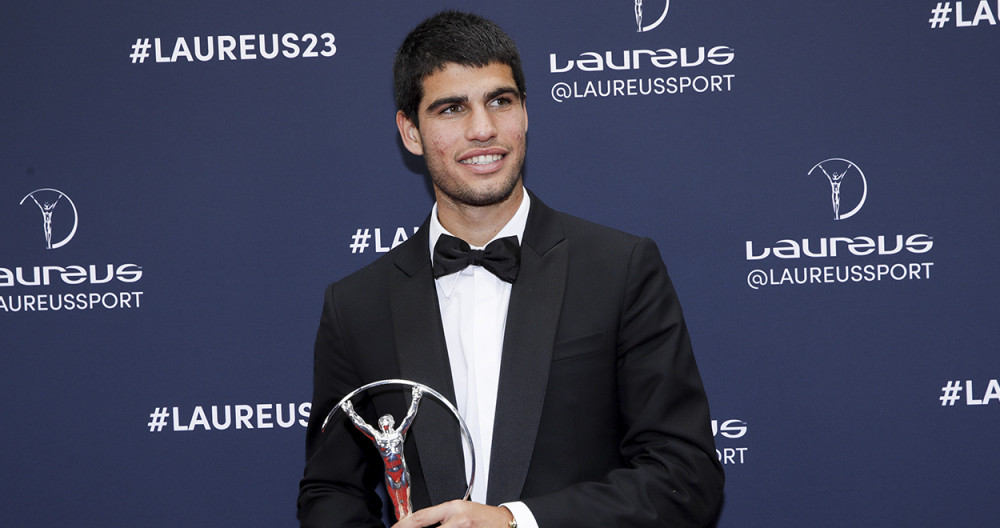 Carlos Alcaraz, sujetando el premio Laureus a deportista revelación / EFE