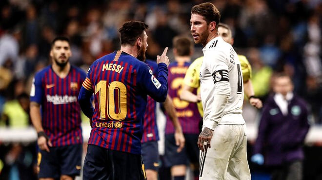 Enganchada entre Messi y Ramos durante un Clásico / EFE