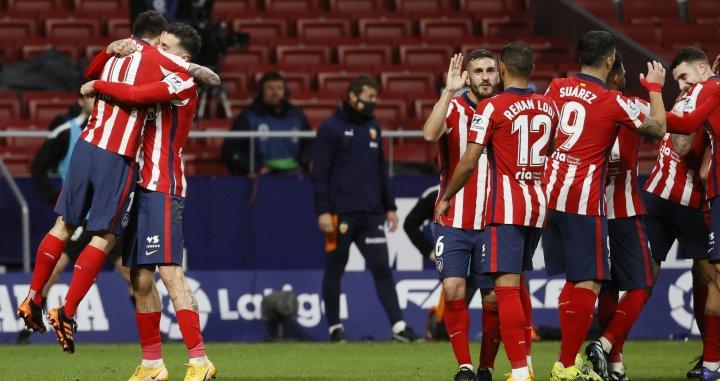 Los jugadores del Atlético, celebrando un gol contra el Valencia | EFE