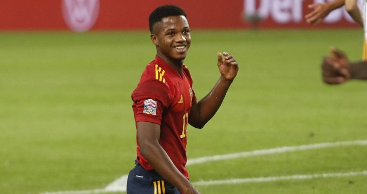 Ansu Fati, celebrando su primer gol con España | EFE