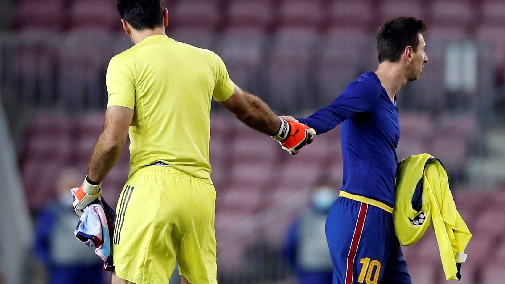 Leo Messi se cambia la camiseta con Buffon tras otro bajón del Barça de cara a portería / EFE