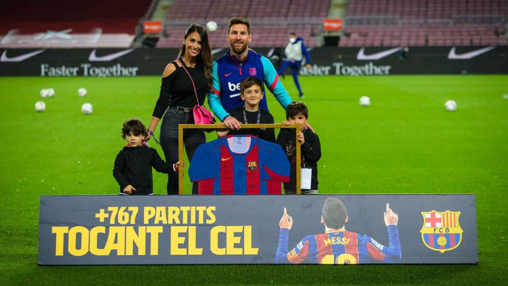 Messi celebra con su familia en el Camp Nou sus 767 partidos con la camiseta el Barça que cumplió el 15 de marzo de 2021 / FCB