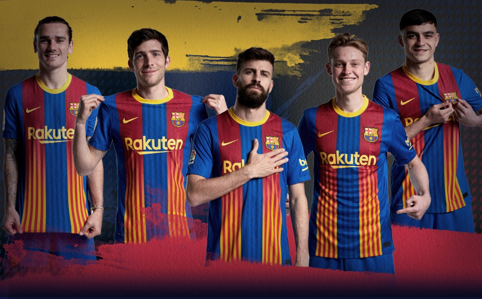 Jugadores del Barça posando con una camiseta que lució el primer equipo la pasada temporada con el logotipo de Rakuten / FCB