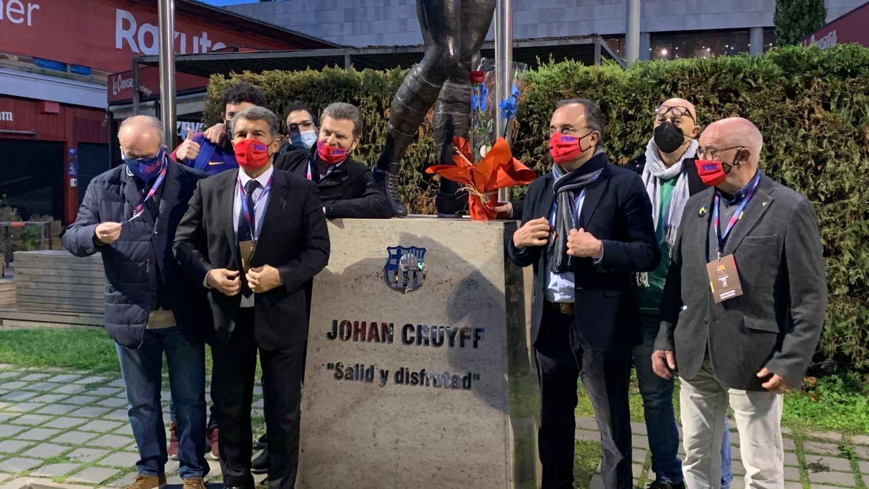 Joan Laporta posando junto a la figura que homenajea Cruyff / Culemanía
