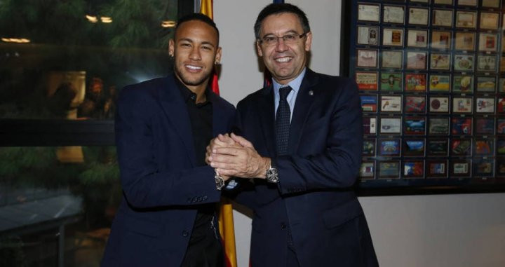 Neymar Júnior y Josep Maria Bartomeu en el acto de renovación del brasileño / FC Barcelona