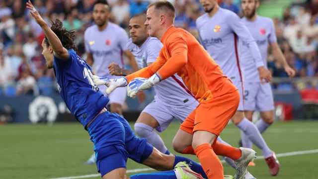 Ter Stegen, derribando a Enes Ünal en el área del Barça / EFE