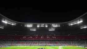 Panorámica del Allianz Arena, con los jugadores del Barça conversando