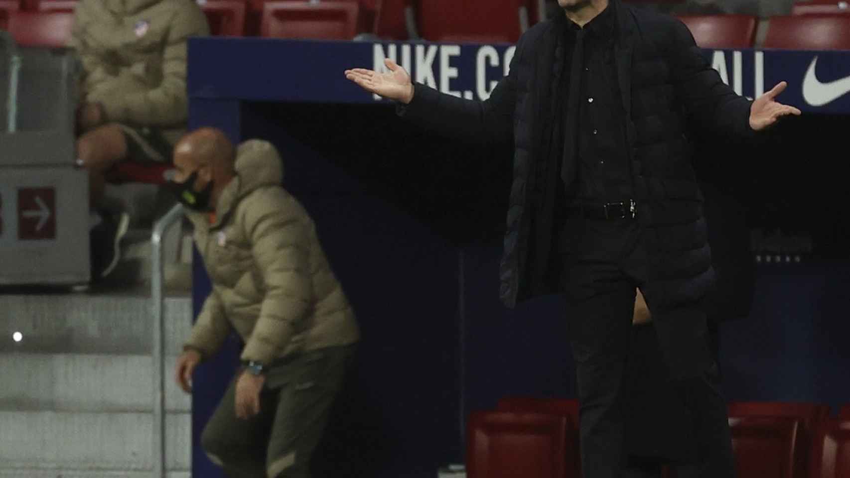 El Cholo Simeone dirigiendo al Atlético de Madrid contra el Celta / EFE