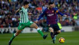 Marc Bartra, en una acción ante Leo Messi | EFE
