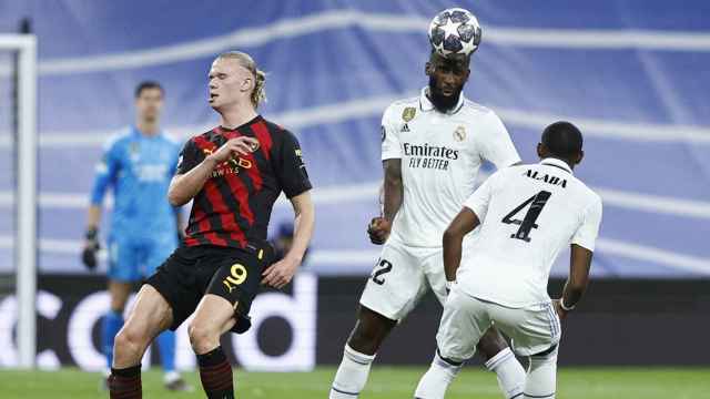 Rudiger gana una disputa aérea contra Haaland, en el Real Madrid-Manchester City / EFE