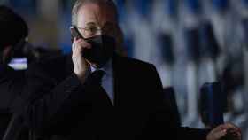 Florentino Pérez, hablando por teléfono, antes de un partido del Real Madrid / EFE