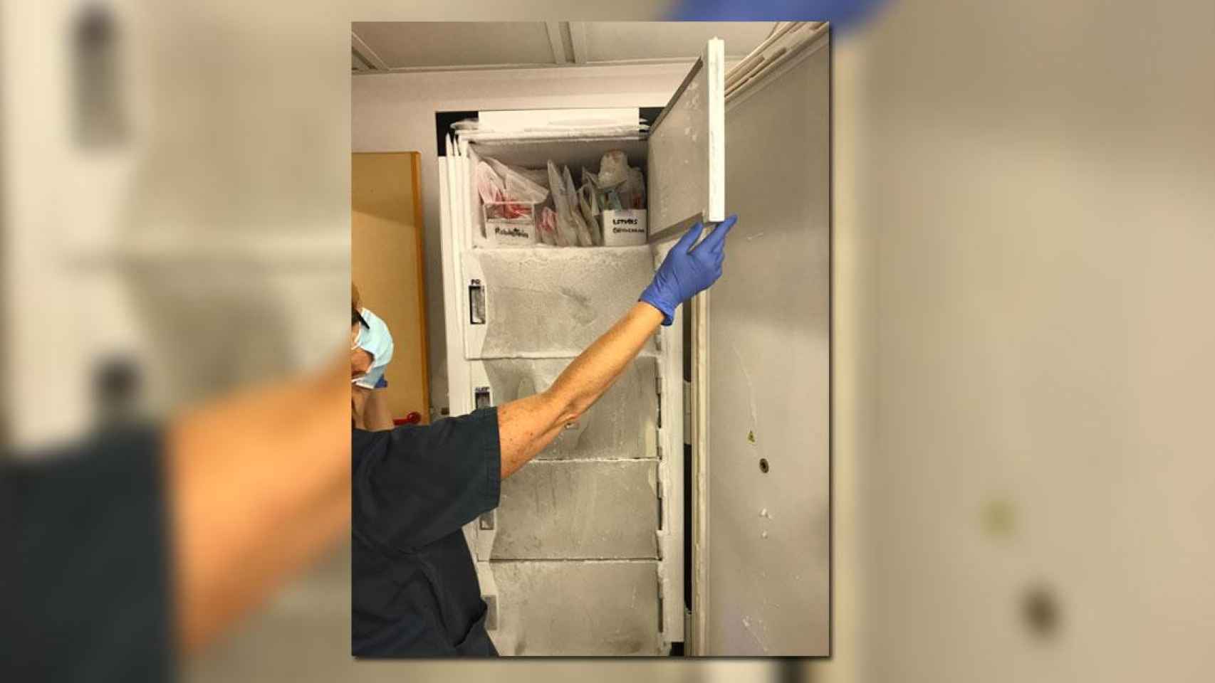 Uno de los congeladores preparados para alamacenar la vacuna del coronavirus se encuentra en el Hospital General de Catalunya de Sant Cugat del Vallès / CG