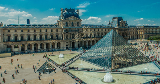 Fachada del Museo del Louvre con la pirámide de cristal y metal en el centro / FLICKR