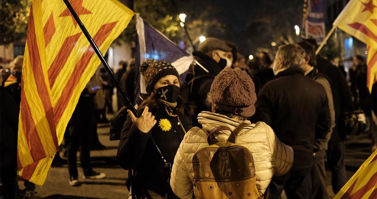 Manifestantes independentistas con banderas esteladas / PABLO MIRANZO - CG