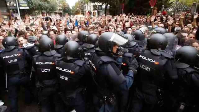 Imagen de agentes de la Policía Nacional el 1 de octubre de 2017 en Barcelona / EFE