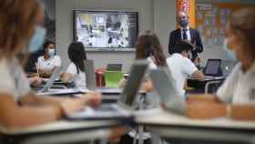 Un profesor impartiendo clase en una de las escuelas que deberán volver a aplicar el 25% de castellano / EP