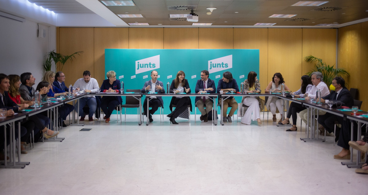 Miembros del Grupo Parlamentario de Junts, que presionan para frenar la recogida de firmas contra Dalmases / EUROPA PRESS