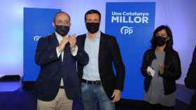 El candidato del PP a las elecciones catalanas, Alejandro Fernández; el presidente del Partido Popular, Pablo Casado, y la presidenta y portavoz del PP de L'Hospitalet, Sonia Esplugas / EP