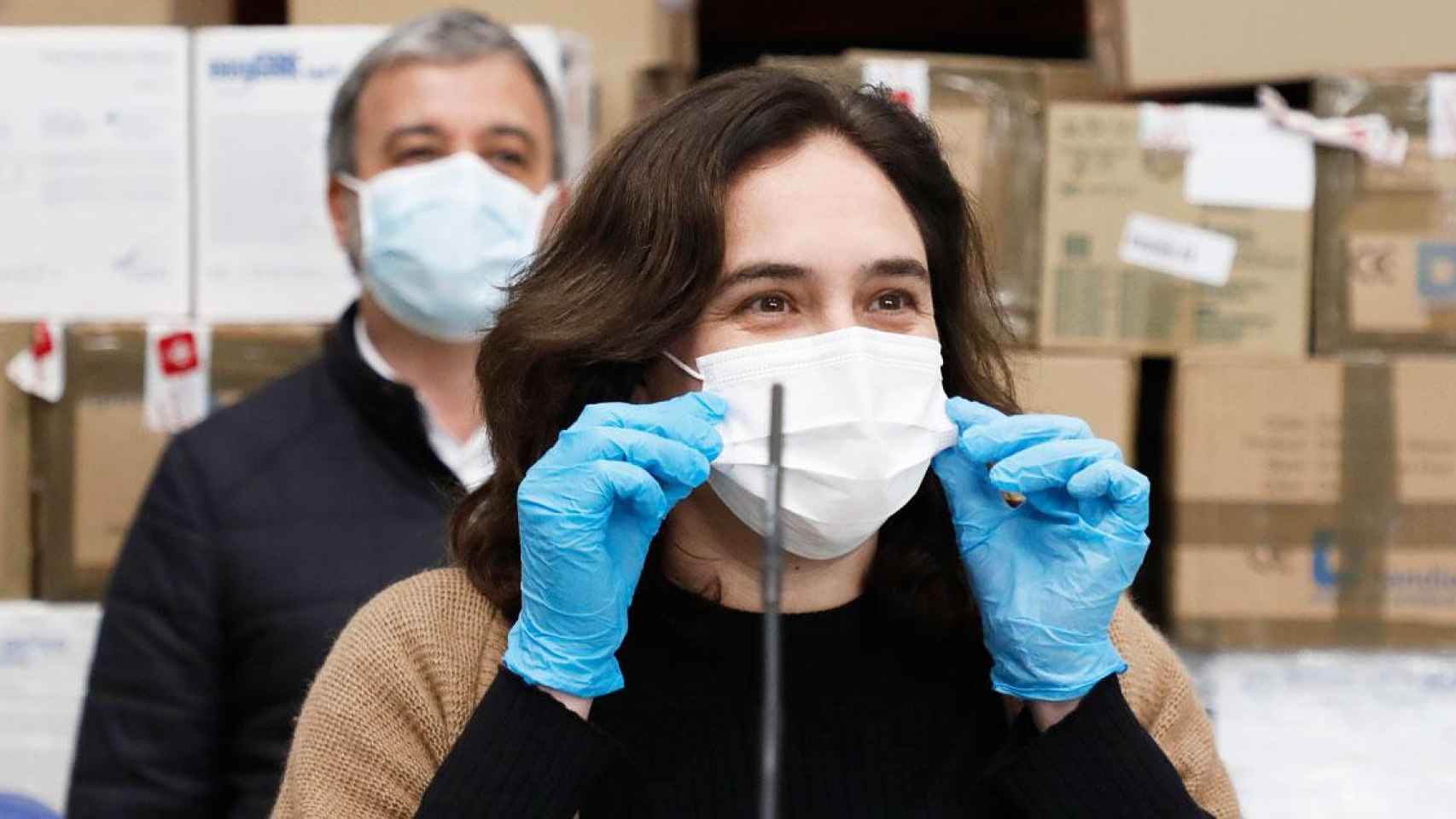 La alcaldesa de Barcelona, Ada Colau, con una mascarilla quirúrgica y guantes / EFE