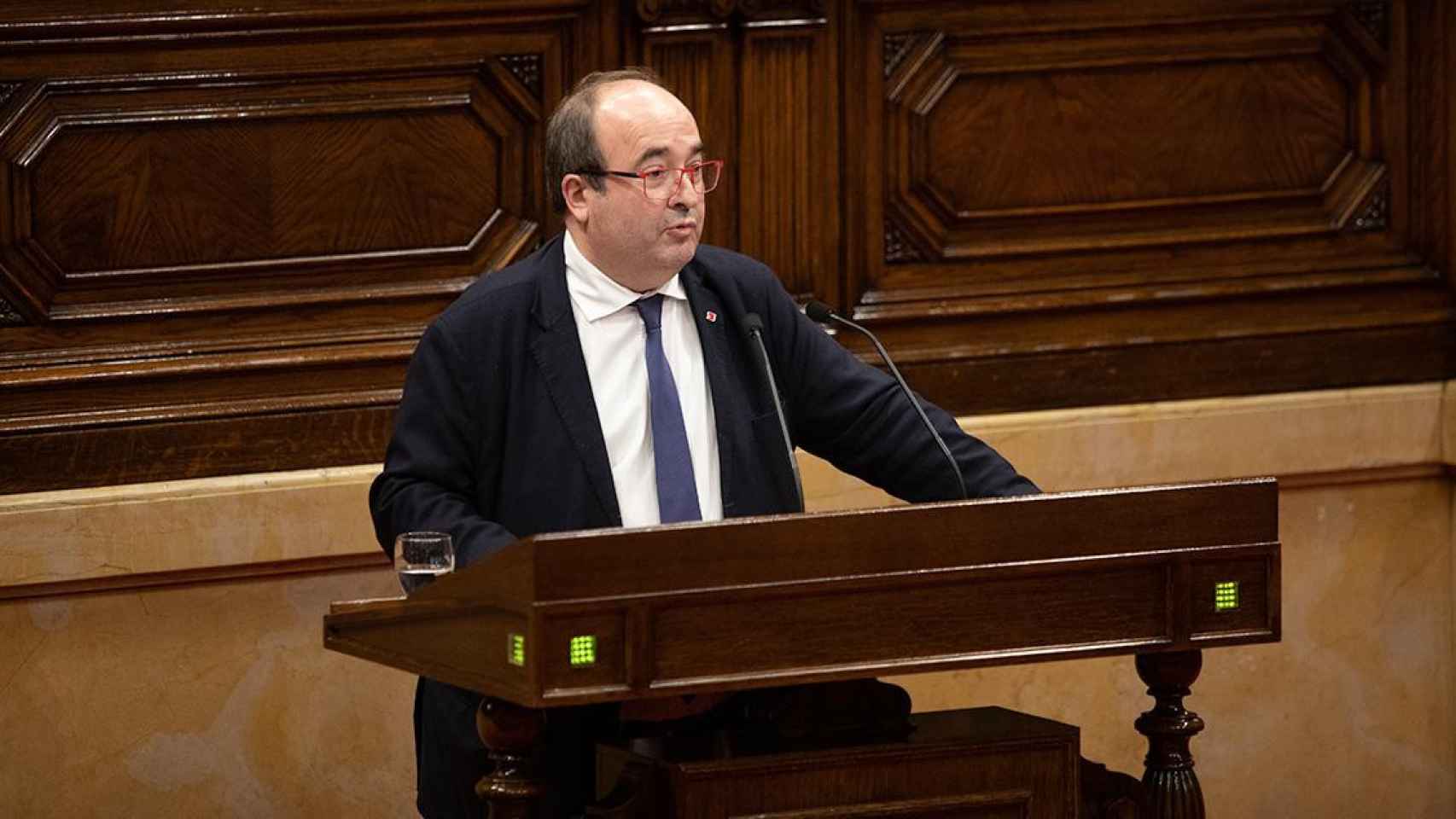 El primer secretario del PSC, Miquel Iceta, interviene desde el atril durante el pleno del Parlament / EP
