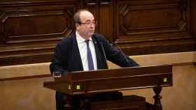 El primer secretario del PSC, Miquel Iceta, interviene desde el atril durante el pleno del Parlament / EP