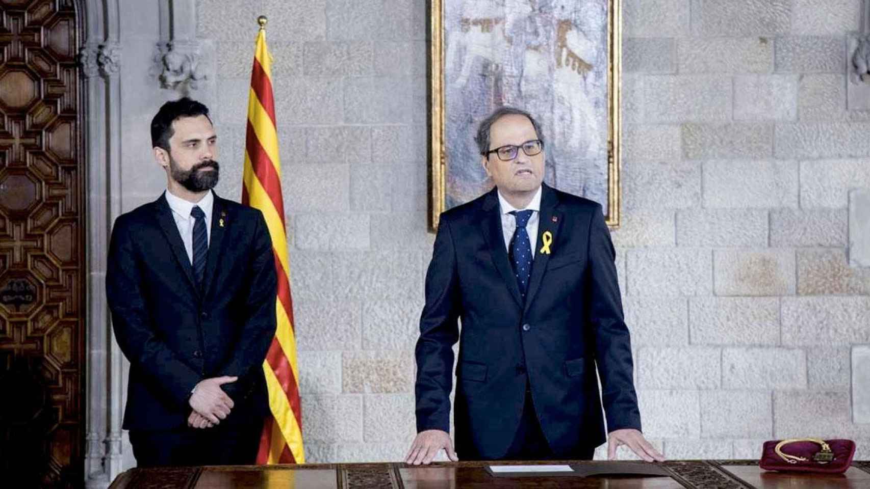 El presidente de la Generalitat, Quim Torra (d), junto al del Parlament, el republicano Roger Torrent (i) / EUROPA PRESS