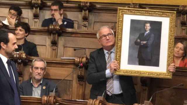 Josep Bou en el pleno de Barcelona con la foto del rey / PP