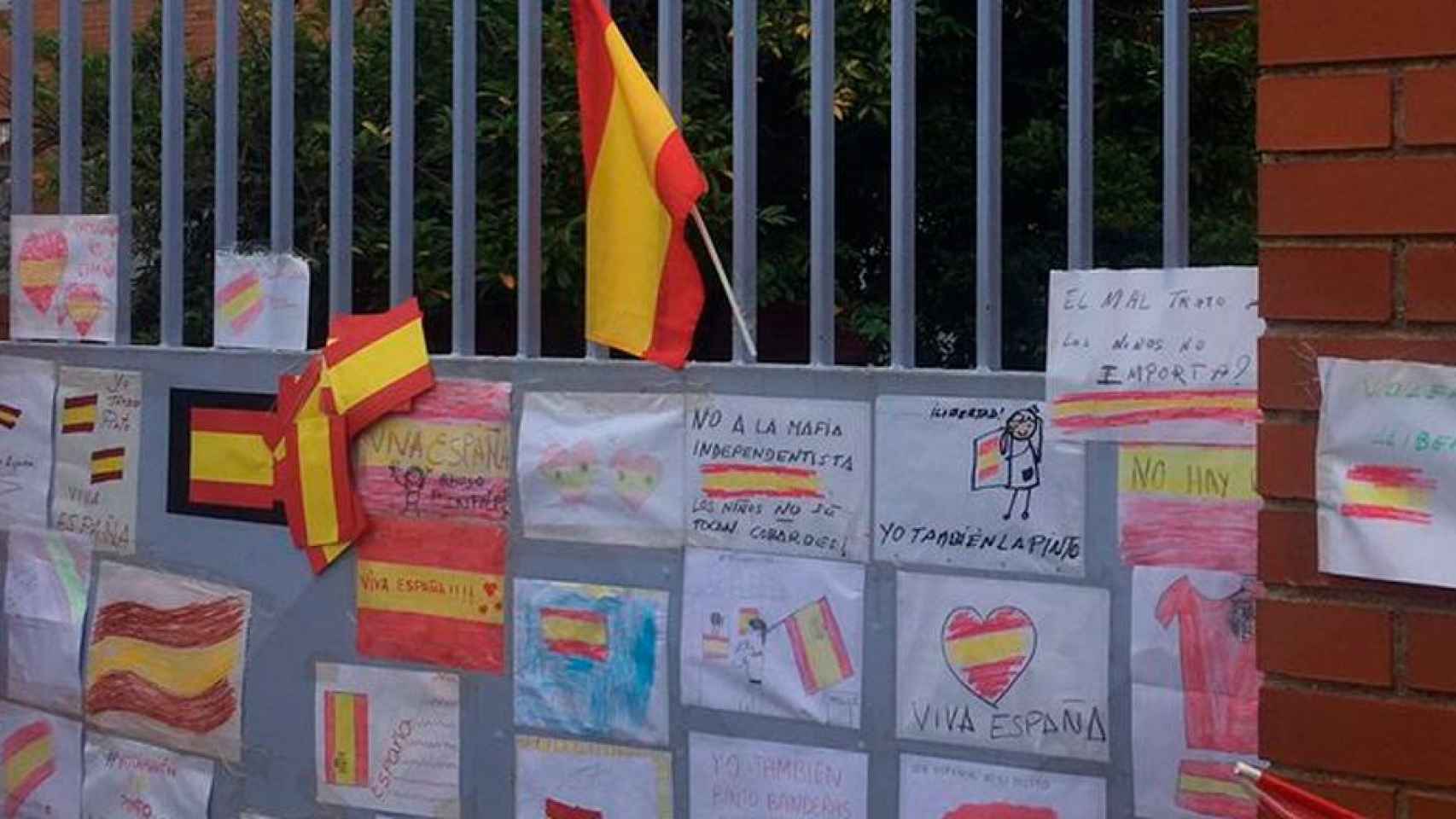 Dibujos de banderas de España en el colegio Font de l'Alba, de Terrassa, donde una profesora agredió a una niña por pintar este símbolo