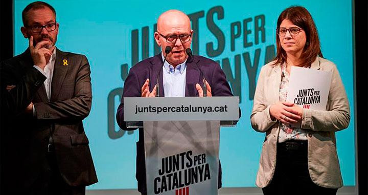 El vicepresidente primero del Parlament, Josep Costa (JxCat), la diputada autonómica Gemma Geis (JxCat) y el abogado Gonzalo Boye / EFE