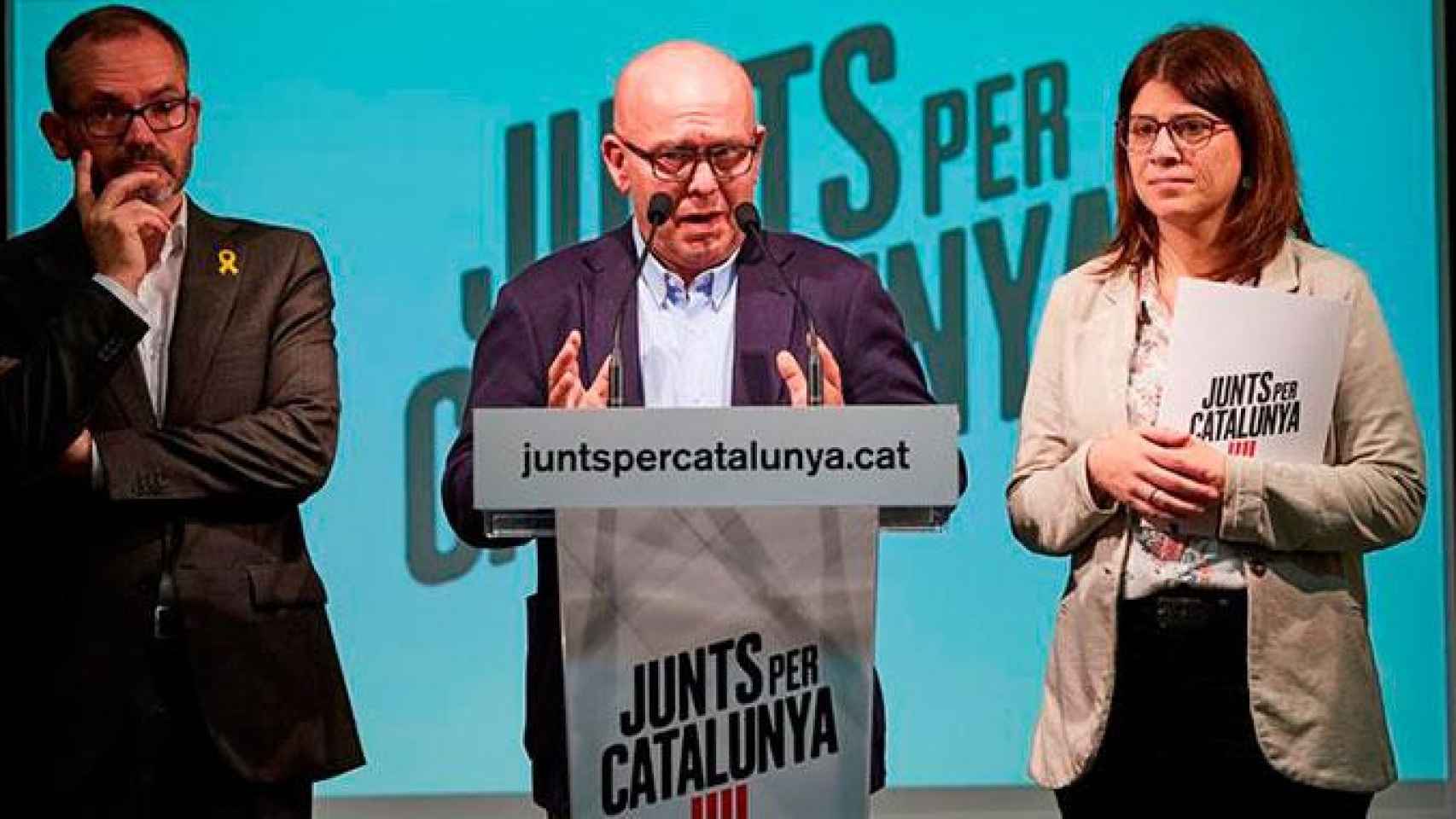 El vicepresidente primero del Parlament, Josep Costa (JxCat), la diputada autonómica Gemma Geis (JxCat) y el abogado Gonzalo Boye / EFE