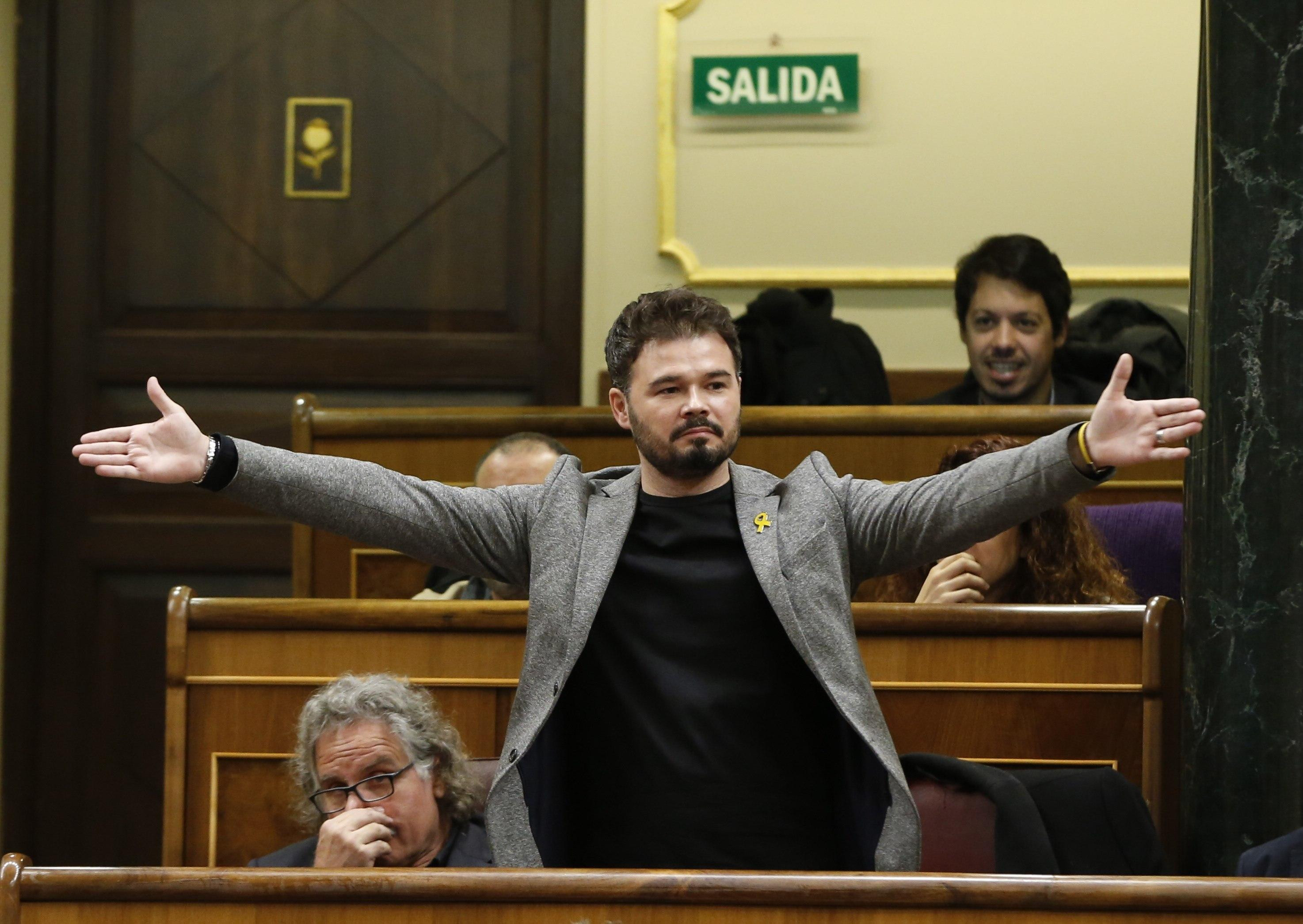 Gabriel Rufián, alzando los brazos durante su rifirrafe con Josep Borrell en el Congreso a cuenta de los nacionalismos / EFE