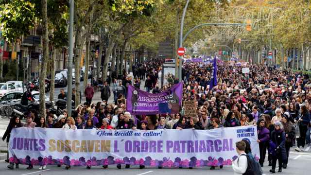 Manifestación con motivo del Día Internacional para la Eliminación de la Violencia contra las Mujeres, una reivindicación que cuestiona Vox / EFE