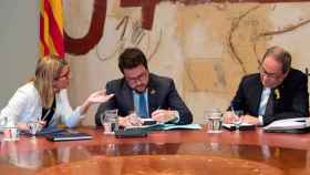Quim Torra (d), presidente de la Generalitat, junto al vicepresidente, Pere Aragonès (c), y a portavoz, Elsa Artadi (i), en un Consejo Ejecutivo / EFE