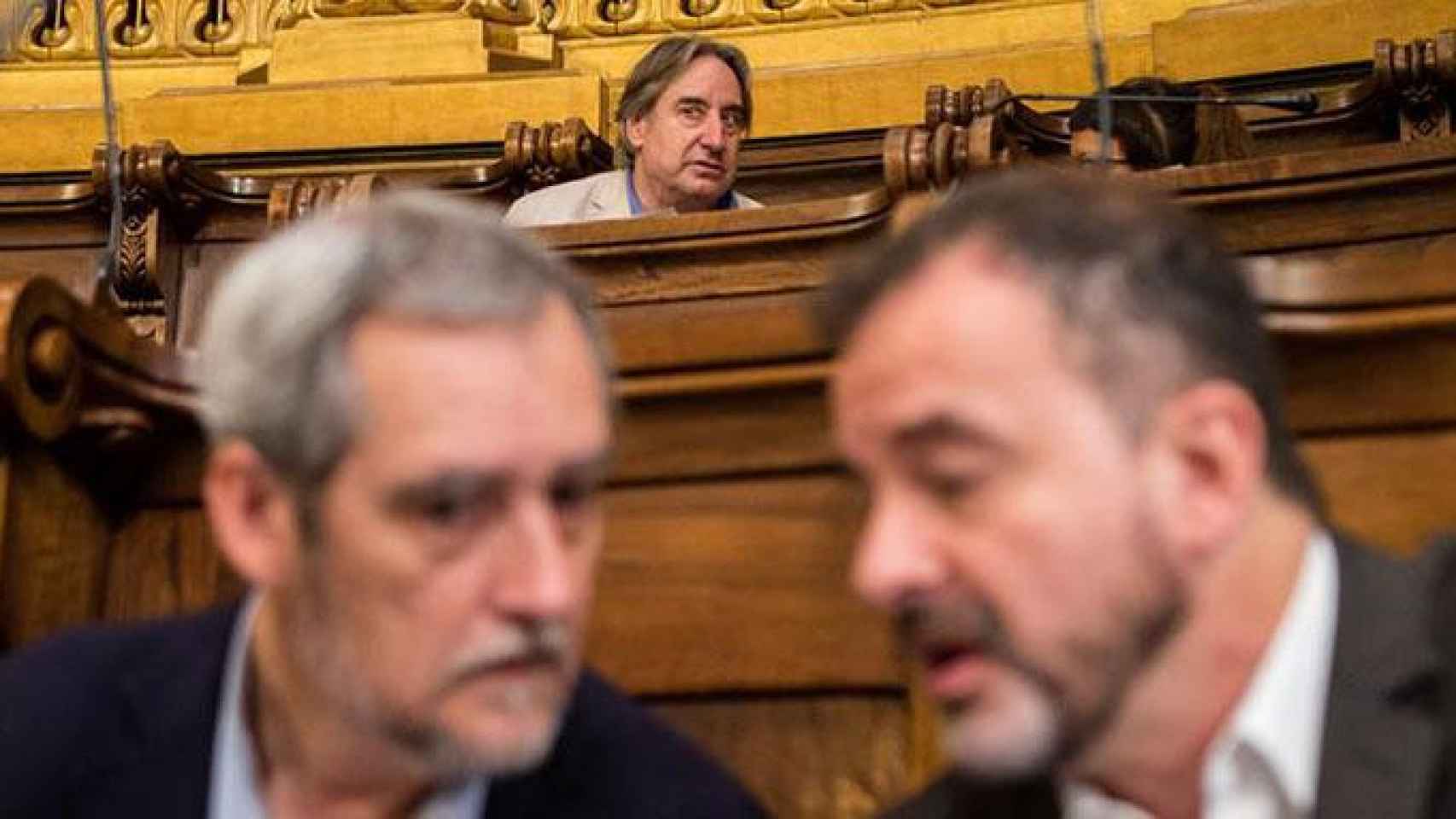 El actor Juanjo Puigcorbé (ERC), en su escaño de concejal no adscrito en el Ayuntamiento de Barcelona, lejos de sus antiguos compañeros Alfred Bosch (d) y Jordi Coronas (d) / EFE
