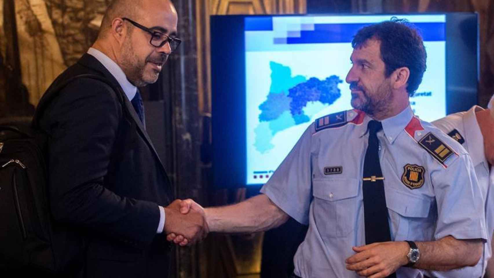 El consejero de Interior, Miquel Buch, saluda al comisario exjefe de los Mossos d' Esquadra Ferran López / EFE