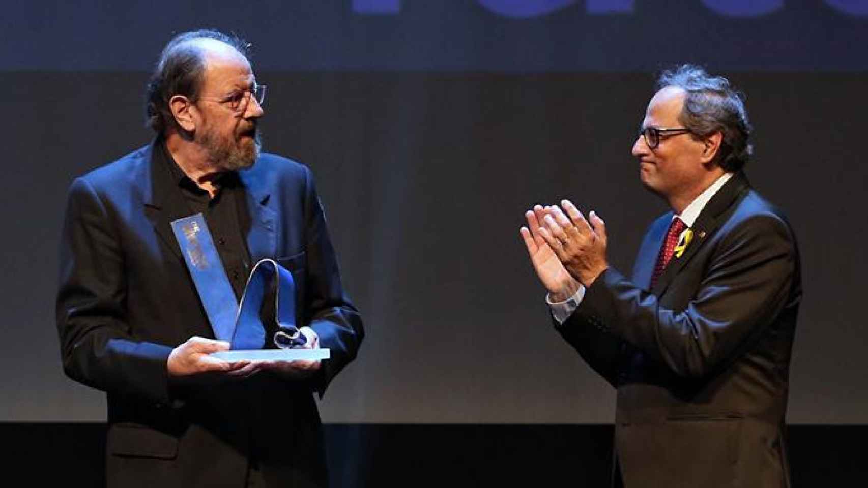 El actor Josep Maria Pou recoge el premio de Catalán del Año 2017 de manos del presidente de la Generalitat Quim Torra / GOVERN