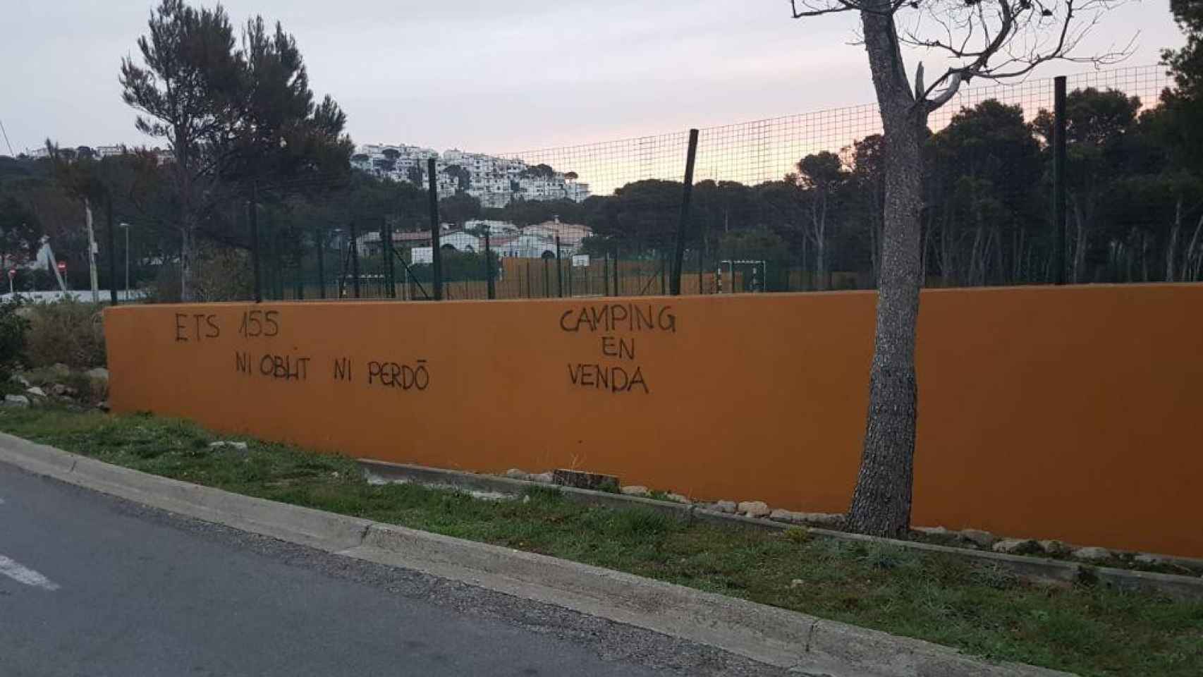 Pintadas en los muros del campin Illa Mateua de L'Escala / ANTENA3TV