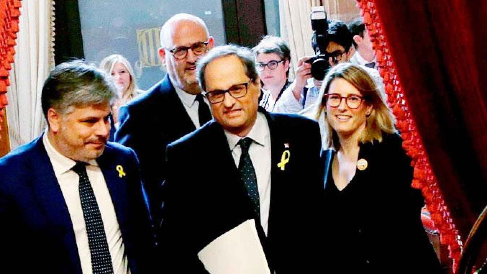 Quim Torra, entrando en el Parlamento catalán junto a diputados de JxCAT el sábado / EFE