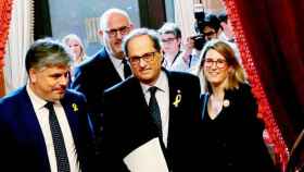 Quim Torra, entrando en el Parlamento catalán junto a diputados de JxCAT el sábado / EFE