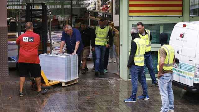 La Guardia Civil interviene propaganda sobre el 1-O en la empresa de publicidad Marc Martí / EFE