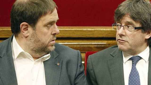 El líder de ERC Oriol Junqueras (i), y el expresidente de la Generalitat, Carles Puigdemont, en el Parlament / CG