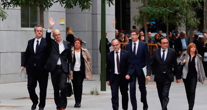 Los siete 'consellers' cesados del Govern que ahora están en prisión a su llegada a declarar a la Audiencia Nacional / EFE