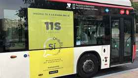 Autobús de Barcelona con publicidad de la ANC para promocionar la Diada independentista / CG