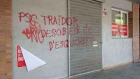Pintadas de independentistas radicales en la sede del PSC en Granollers / CG